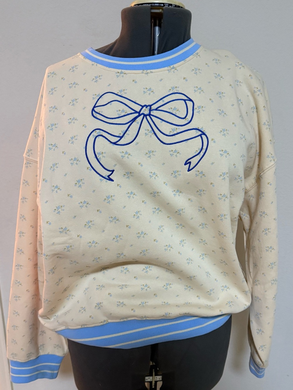 Cream Floral Bow Print Pullover Sweatshirt - Blue Trim